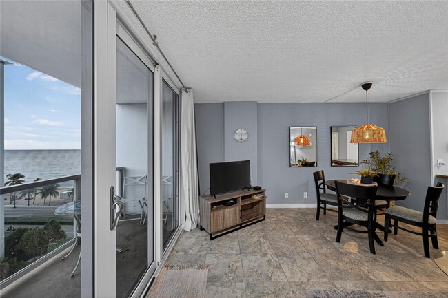 Building Photo - 209 N Fort Lauderdale Beach Blvd