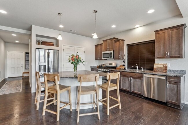 Building Photo - Beautiful 3 bedroom, 3 bath home backs to ...