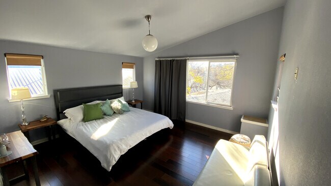 Building Photo - 1302 Singleton Ave