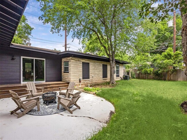 Foto del edificio - 5807 Shoalwood Ave