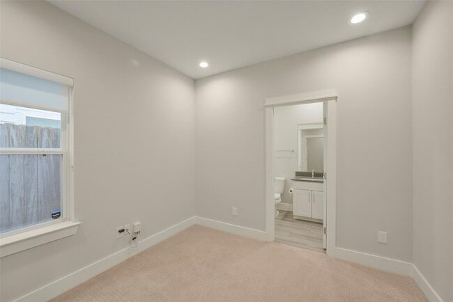 Building Photo - 760 W Donovan St