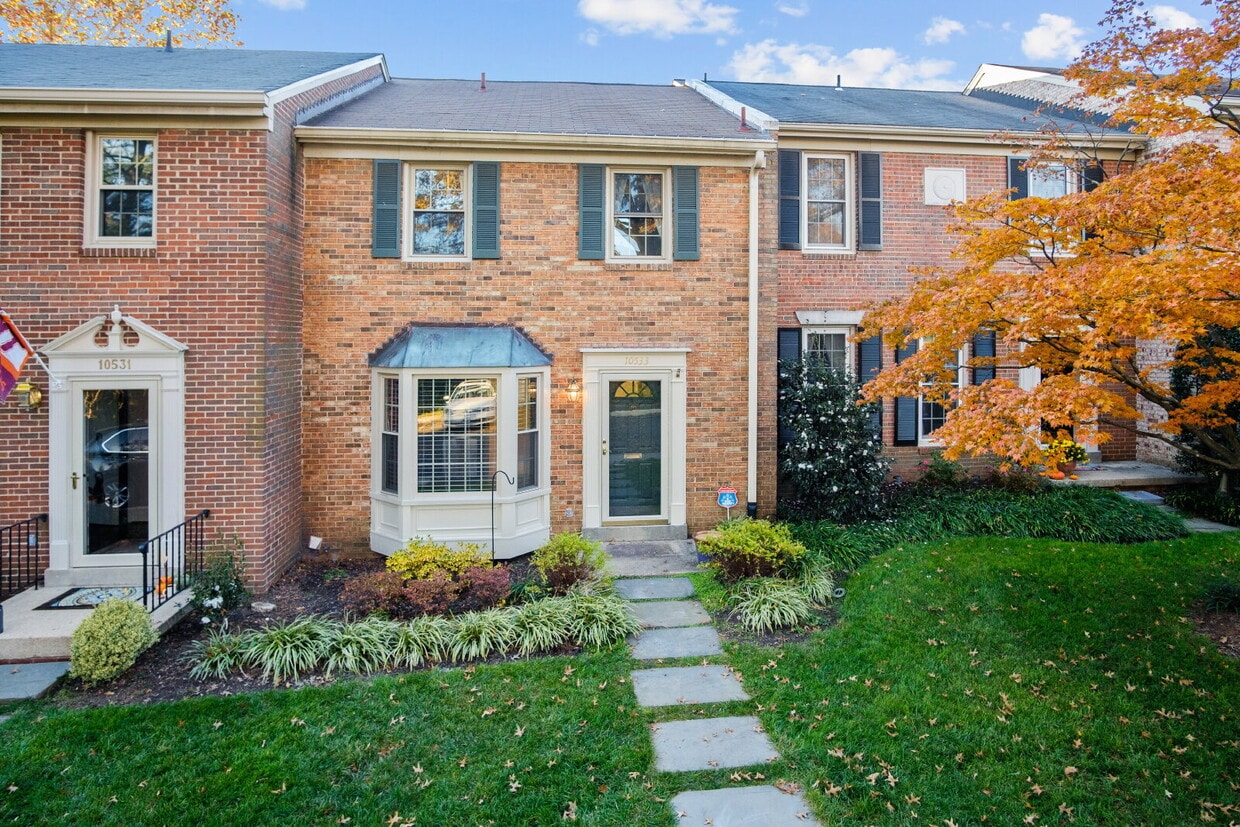 Primary Photo - Charming Townhouse: Your New Home Awaits!