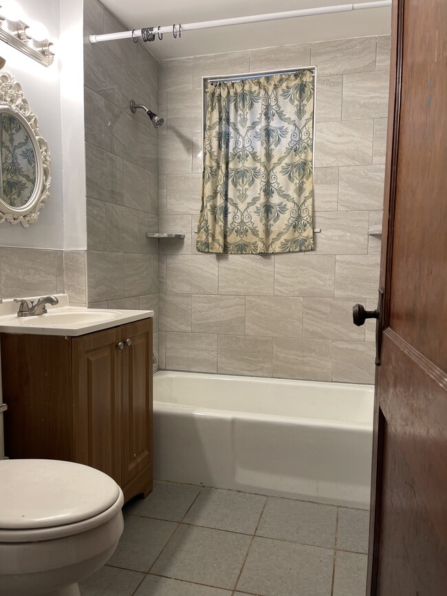Bathroom - 1020 Lamb St