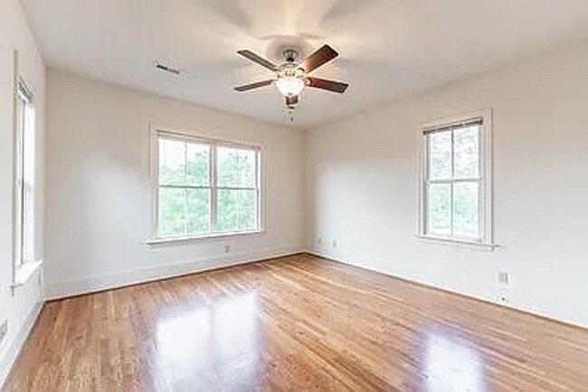 Foto del edificio - Gorgeous 3bd 3bath home available 08/07