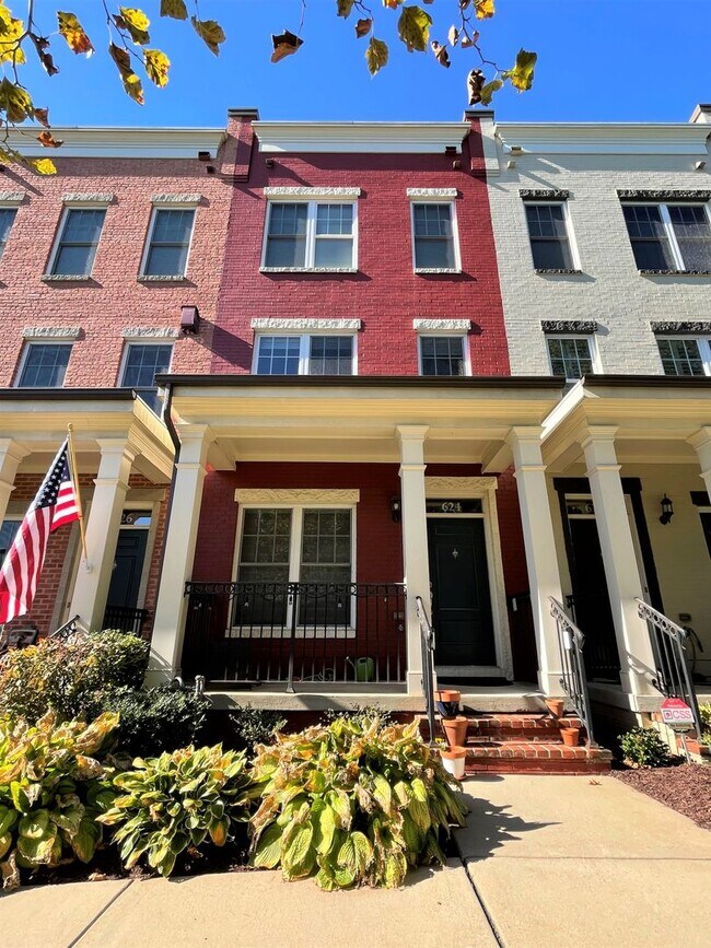 Frente de la casa: incluye muebles para el porche delantero. - 624 Regent Pl NE