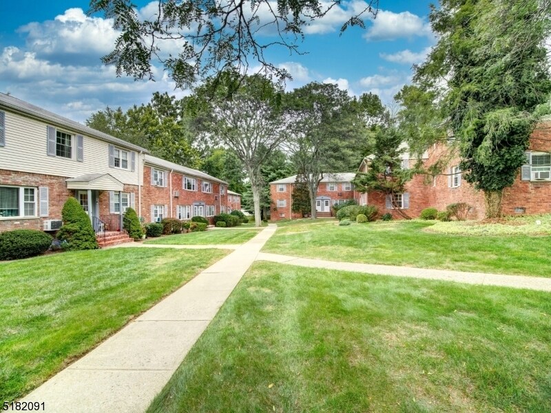 42 Wedgewood Dr Unit 42, Verona, NJ 07044 Room for Rent in Verona, NJ