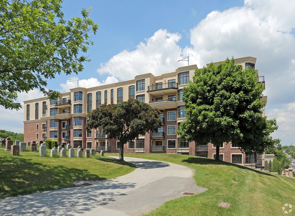Building Photo - Blythwood at Huntington