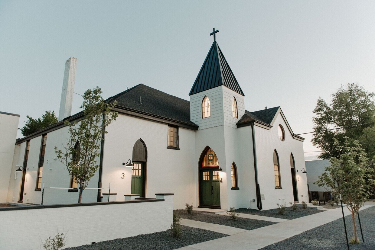 Foto principal - 2 Bed/2 Bath Historic Church Conversion in...