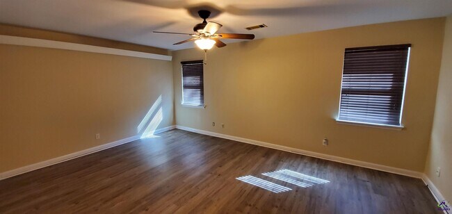 Building Photo - 116 Enchanted Oaks Dr