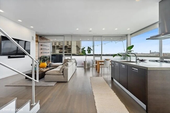 Building Photo - 2157 W Division St