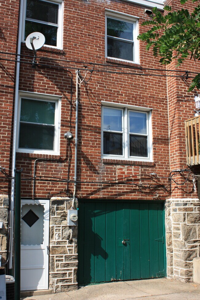 Parking in the rear with garage space for extra storage - 332 Dawson St