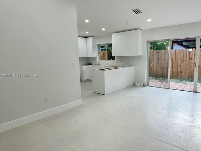 Foto del edificio - 5768 NW 98 Pl