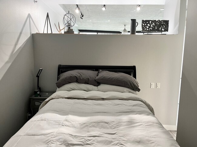 Building Photo - 851 W Front St