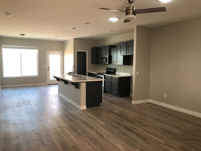 Building Photo - BRAND NEW Amanecer Townhome in Somerton