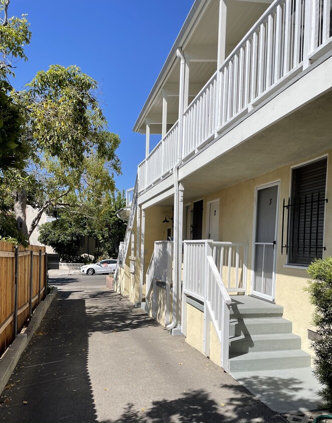 Foto principal - 1246 N Sweetzer Ave