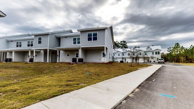 Building Photo - End unit!  Washer/Dryer Included! Beautiful 3 Bedroom Townhome (larger floorpan) with Screened-In...