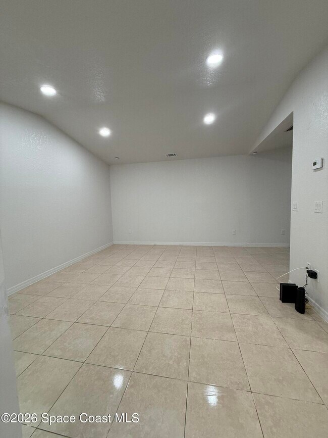 Foto del edificio - 1465 Malibu Cir NE