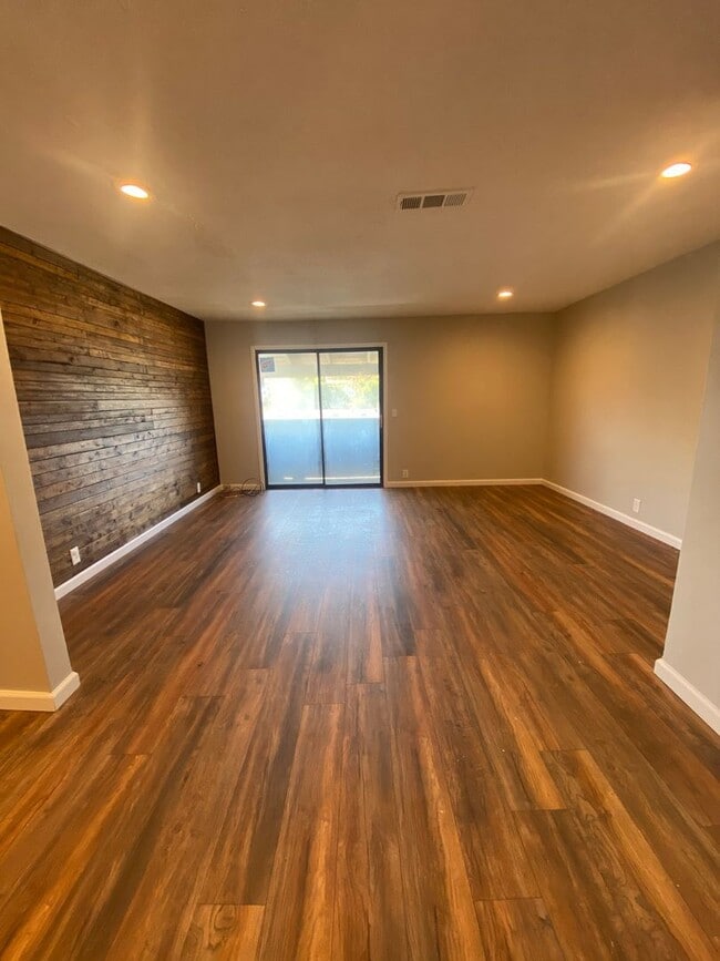 Building Photo - Renovated 2 BR, 2 BA Apartment, Easy Acces...