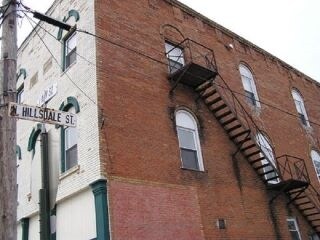 Foto del edificio - 100-104 W Main St