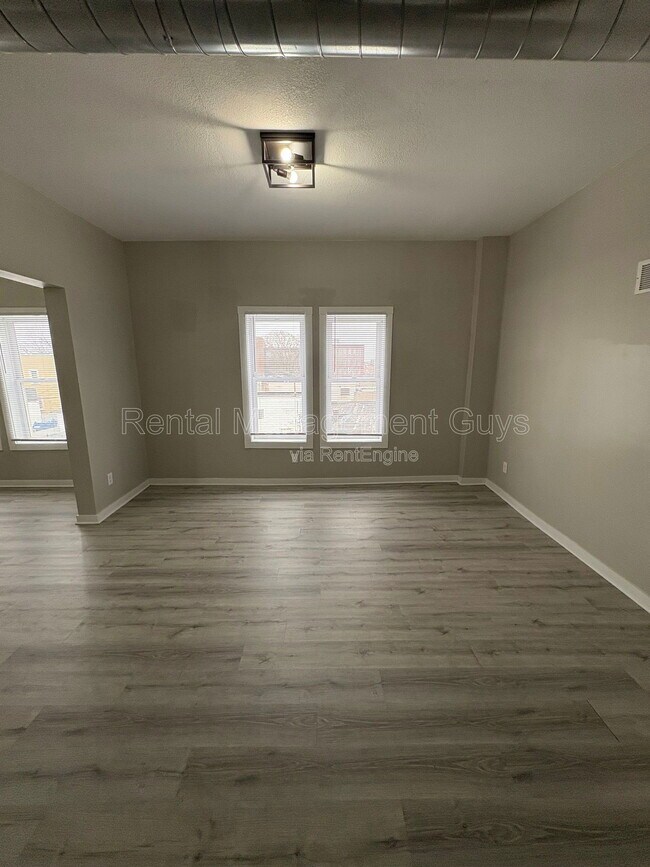 Foto del edificio - 1500 W Broadway