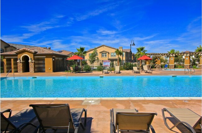 Foto del edificio - Modern 2-Bedroom Condo with Solar in the H...