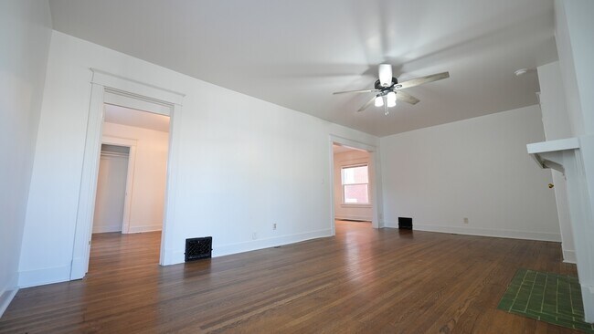 Entrada y sala de estar - 3838 Wyandotte St