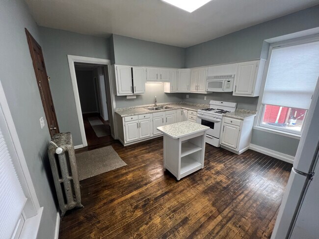 Building Photo - 571 Jefferson St