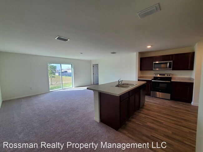 Building Photo - 4 br, 2 bath House - 2824 NE 3rd Ave