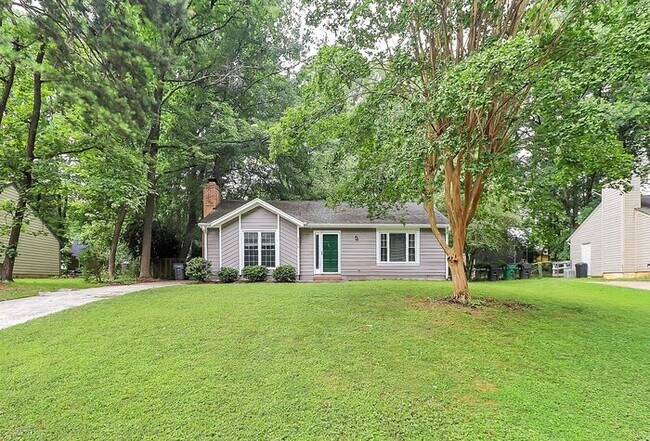 Building Photo - Charming 2BD/1BA Ranch with Fenced in Yard...