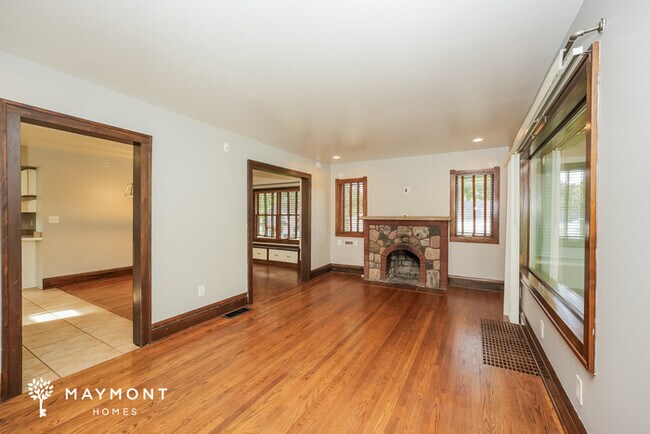 Building Photo - 4 Bedroom on Maple Rd