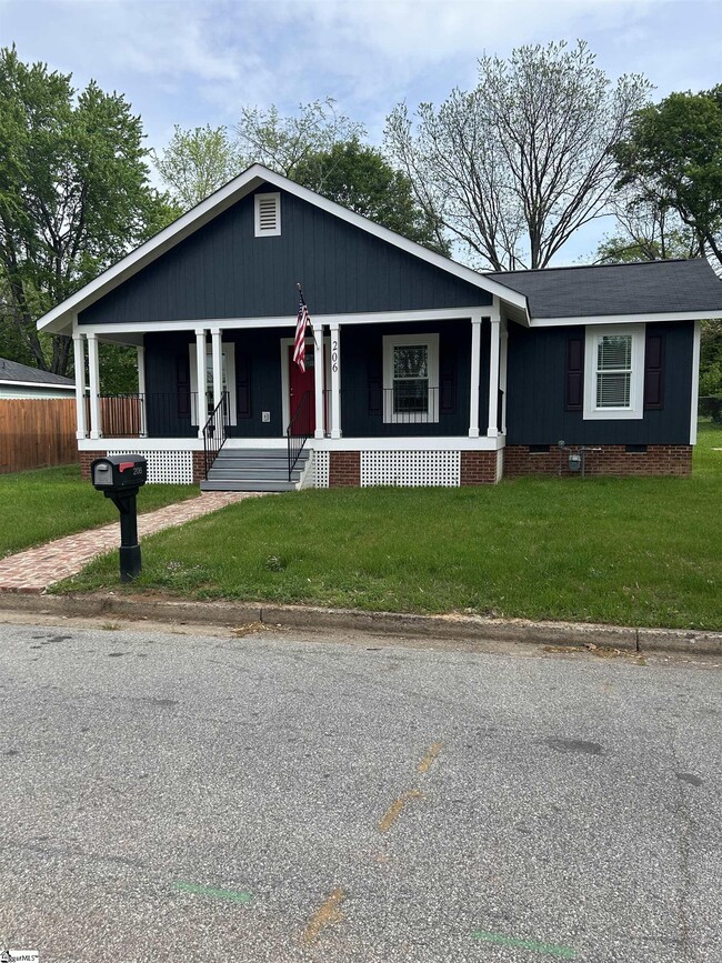 Building Photo - 206 Hubert St