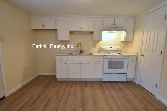 Building Photo - 6 Oakwood Dr
