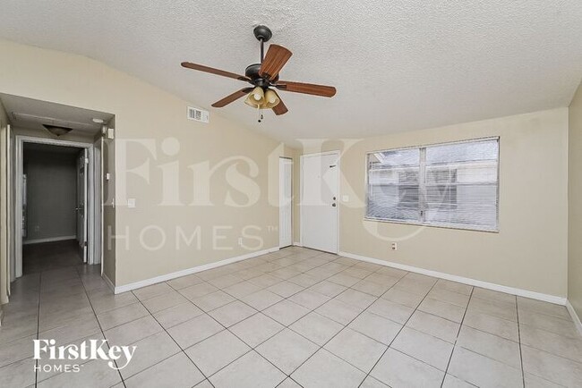 Foto del edificio - 8210 Olivewood Pl