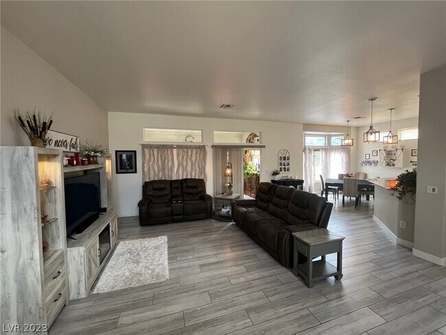 Building Photo - 9813 Folsom Dr