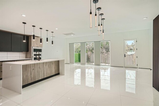 Foto del edificio - 2203 Walsh Tarlton Ln