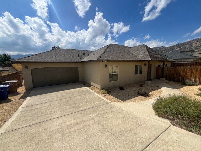 Building Photo - 4 Bed 3 Bath  Custom Built Home in Golden Hills Community in Tehachapi CA!