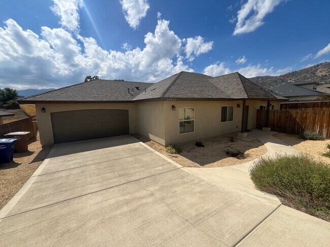 Foto del edificio - 4 Bed 3 Bath  Custom Built Home in Golden Hills Community in Tehachapi CA!
