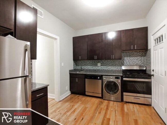 Building Photo - 2 bedroom in CHICAGO IL 60657
