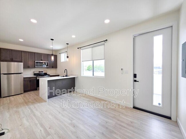 Foto del edificio - 3350 Lockwood Dr