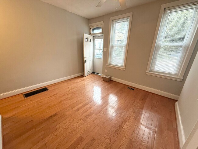 Foto del edificio - Lovely 2-Bedroom Townhouse in Historic Germantown! Available NOW!