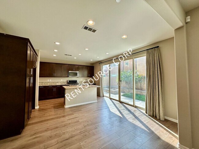 Foto del edificio - 4 Bedroom (1 Bed/Bath Downstairs) + Loft f...