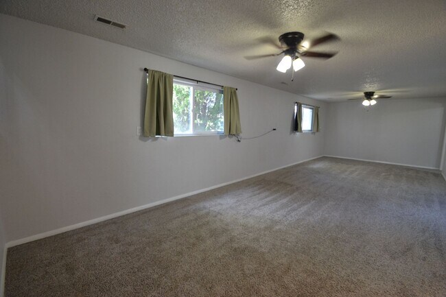 Foto del edificio - Newly Remodeled 4 Bedroom with AC!