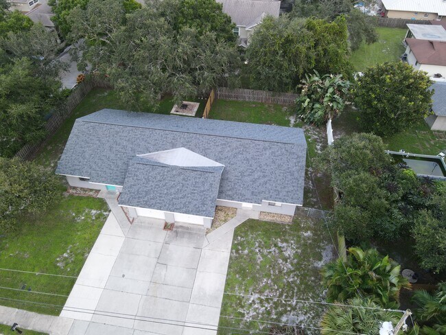 Building Photo - 1481 Mosswood Dr