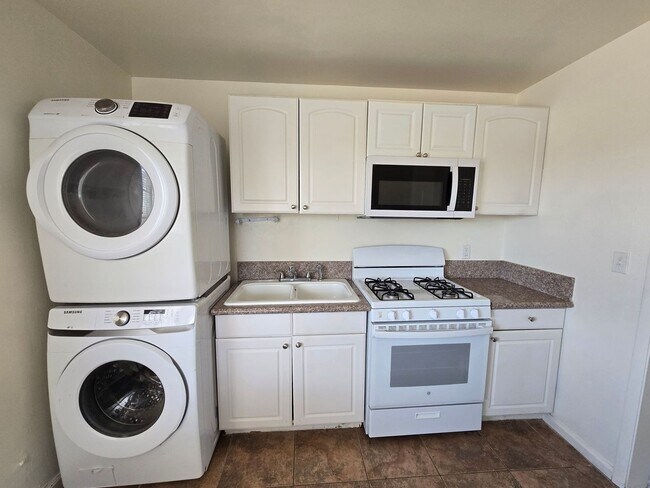 Foto del edificio - Yucca Ave 6686-6688