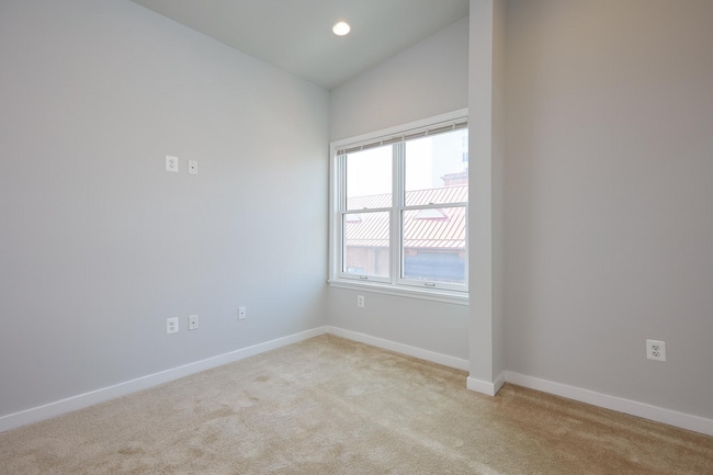 Building Photo - Easy and Convenient