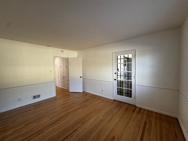 Foto del edificio - SPACIOUS 3 BEDROOM 2.5 BATH IN THE HEART O...