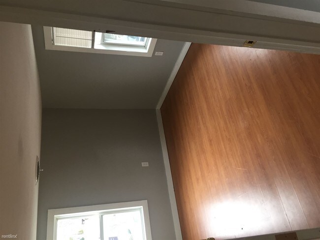 Foto del edificio - 3 br, 1 bath Triplex - 24 Washburn St
