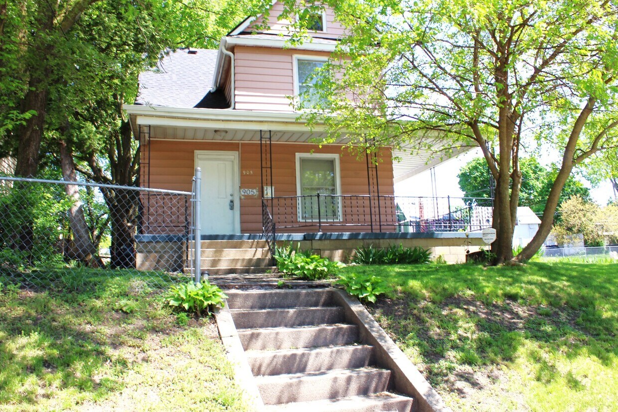 Primary Photo - 905 N Winnebago St