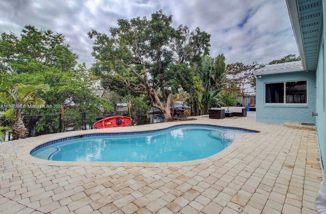 Foto principal - 320 SW 11th Ct
