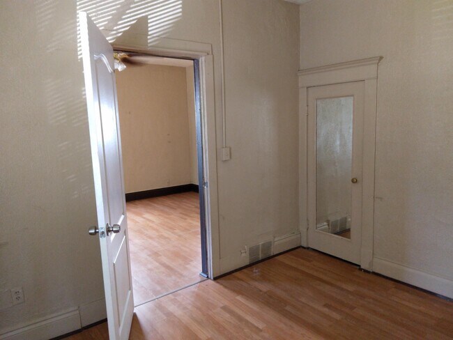 Foto del edificio - 15 Bronson Ave